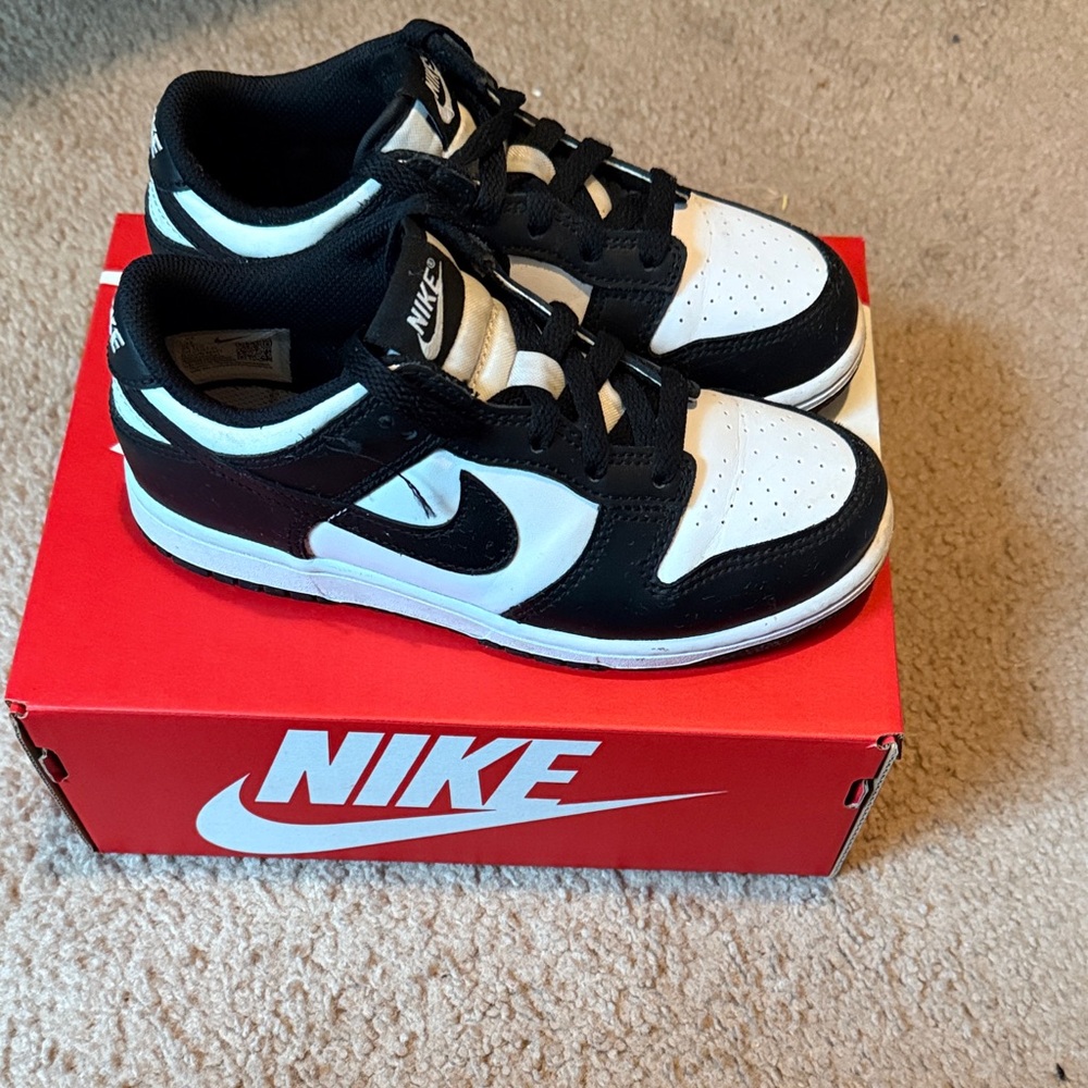 Nike Kids Black and White Sneakers - Picture 4 of 6